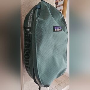 Patagonia black hole 10L cube